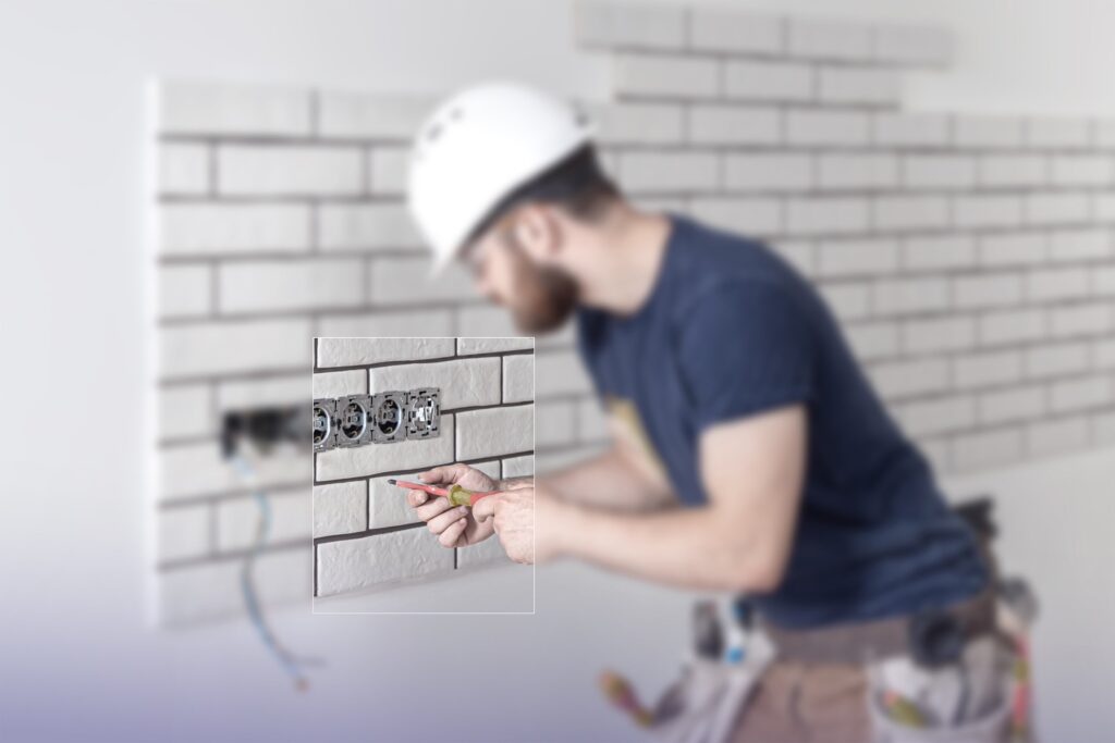 Elektroinstallation für Ladeinfrastruktur in Lahr Elektriker der Xhoxhaj Gruppe verkabelt eine Unterputzdose für die Ladeinfrastruktur