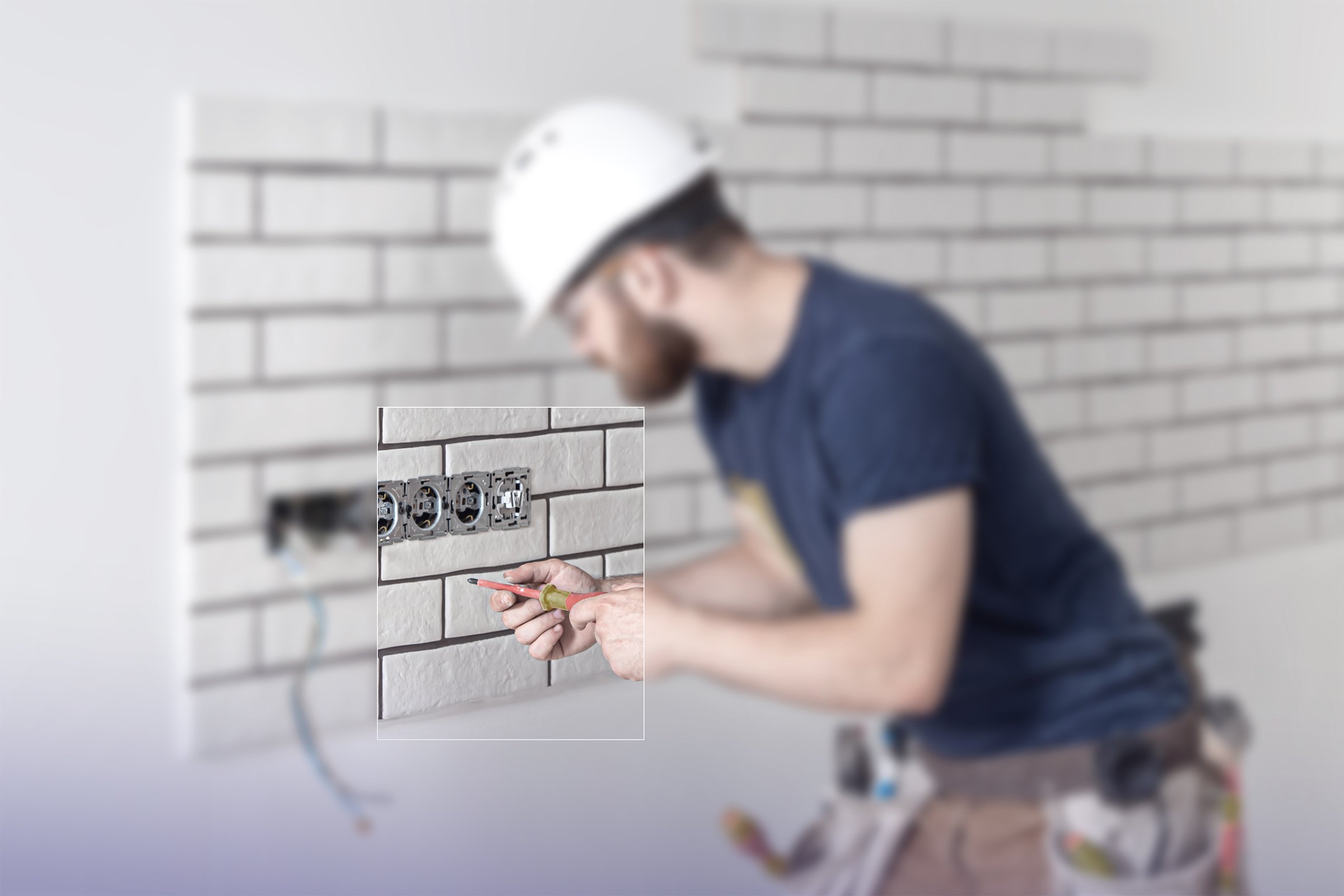Elektriker der Xhoxhaj Gruppe verkabelt eine Unterputzdose für die Ladeinfrastruktur